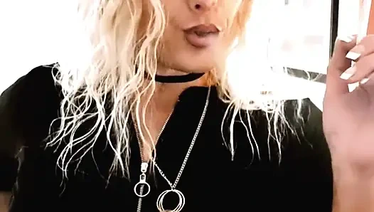 Sigara içiyor ve yarağını bekliyor