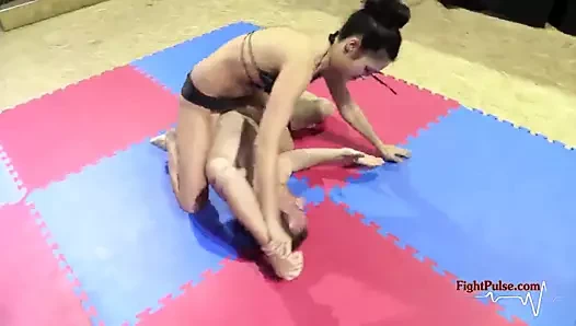 Karışık güreş - atletik kız vs erkeğe (nc-18 demo)