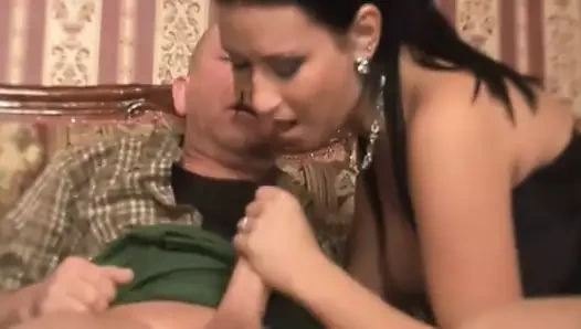 Genç bayan eski köylü tarafından becerdin