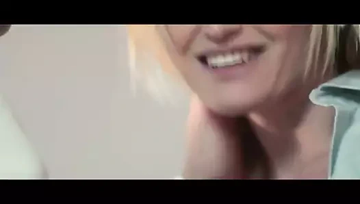 Ofis sürtük ayakkabılarını bile parlatıyor