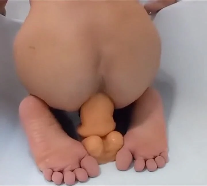 Mulatto büyük bir dildoya atlıyor ve işiyor