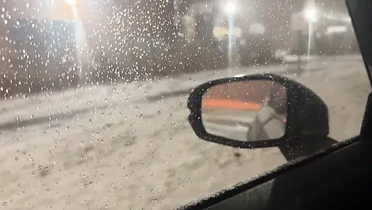 Kar yağarken halka açık otoparkta onun sıcak yarağını emiyor