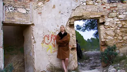 kıllı büyük memeli hottie deepthroats açık havada