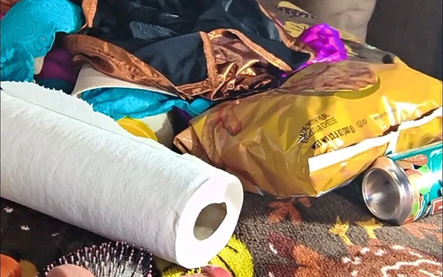 Karavan parkında herkes bu şişman dağınık fahişeyi tahrik ediyor