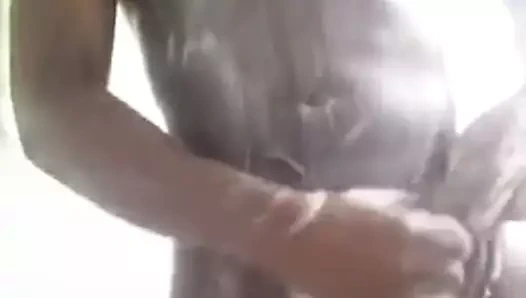 Siyah adam yıkama onun dev horoz