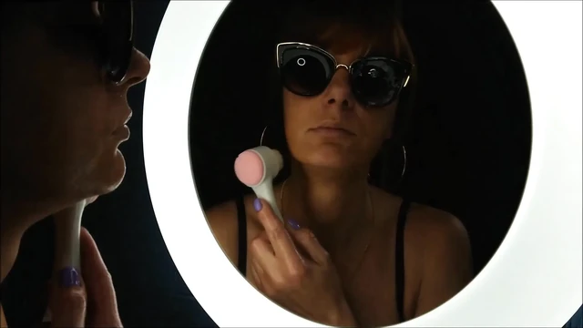 Она обожает минет и уход за кожей на лице