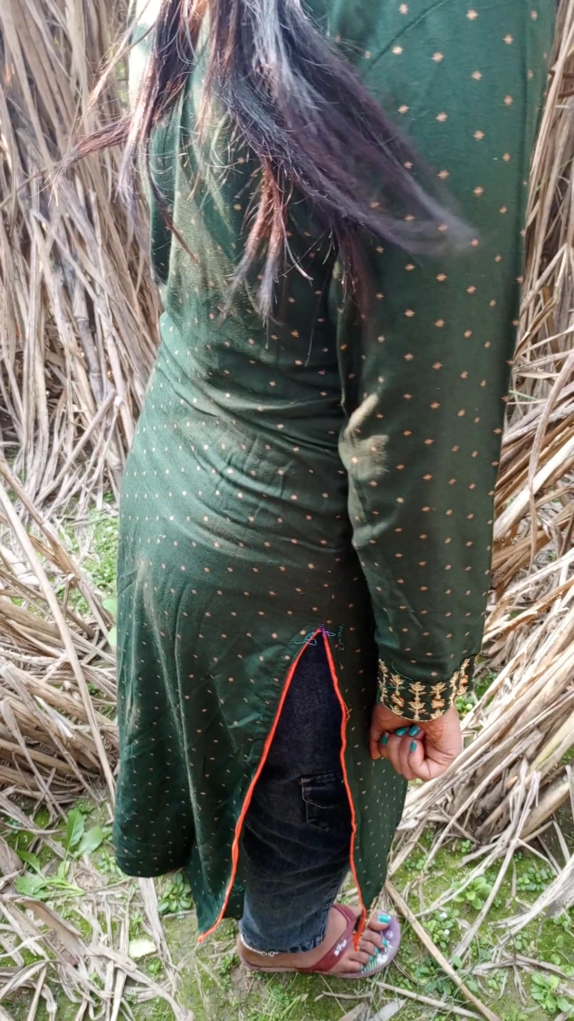 गन्ना चोरी करते लड़की को चोदा हिंदी ऑडियो वीडियो