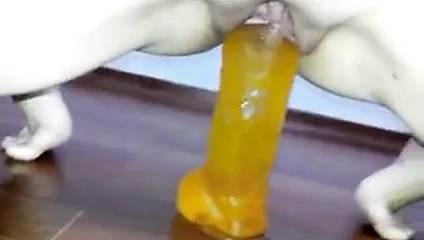 Cadela praticando com um Big Dildo