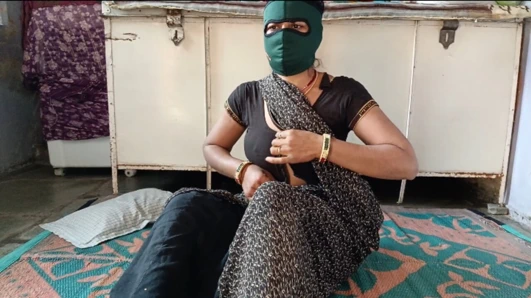 Üvey erkek kardeş üvey kız kardeşini kısrak gibi tekmeliyor ve üvey kız kardeşinin götünün tüm suyunu boşaltıyor