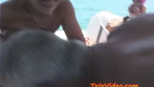 2 büyükanne. bir genç ve kaba bir okyanus