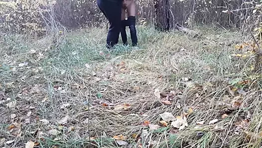 Halka açık bir yerde iki kızın kamera seksi