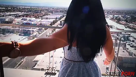 Bella Reese dölünü sikmeden önce canavar bir yarağı gırtlağına kadar alıyor