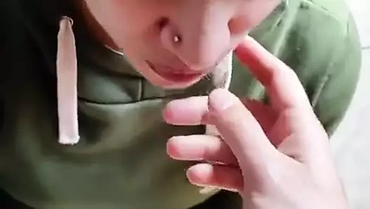 Quickie! Elle muamele, ağzına boşalma ve yutma!