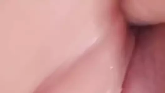 Katniss en sevdiği oyuncağıyla oynuyor