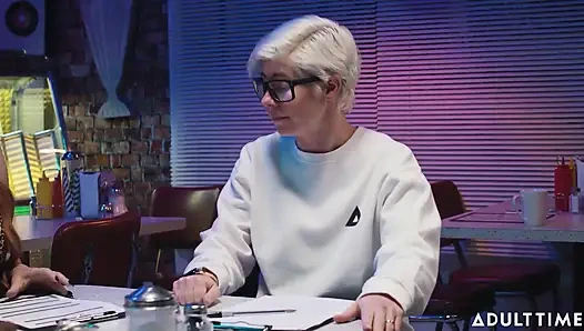 Yetişkin film setinde onay toplantısı nasıl yapılır - Adult Time Performer Center