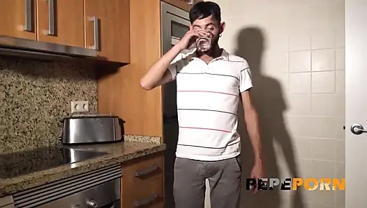 İri göğüslü Perla Rubia fışkırtarak boşalıyor ve büyük bir yarakla en iyi oral sekslerini yapıyor