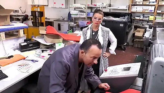 Büyük memeli ateşli sürtük sekreterim onu ofis masasında siktiğimde bundan hoşlanıyor