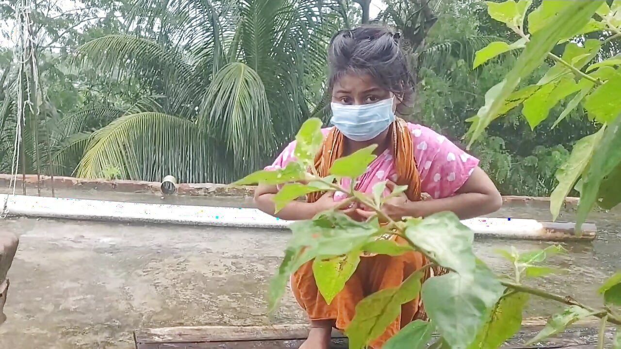 Viral Bangladeşli video: Küçük erkek kardeşimin karısının sulu göğüslerini emmek için yağmurda çatıya gidiyorum.