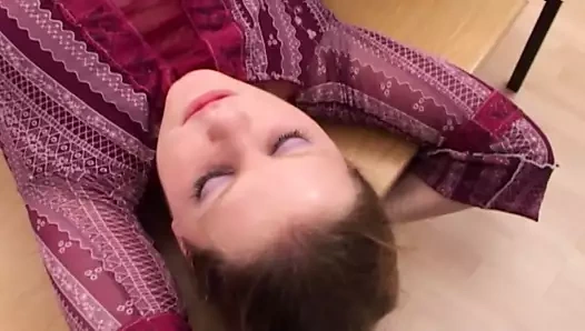 İki çarpıcı görünümlü Alman kız doktorlarının boşalmasını yiyor