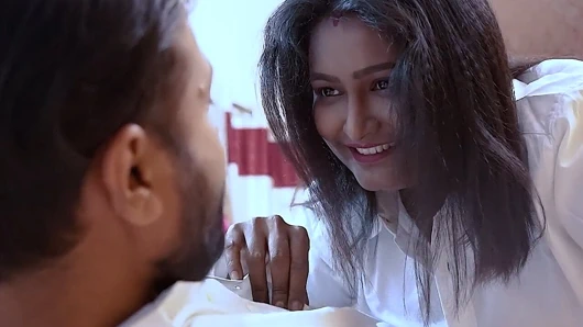 Horney Boss sert seks için çalışanını baştan çıkarıyor