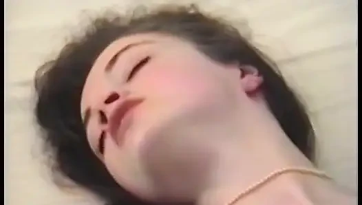 Azgın tatlı kız sıkı amına dildo sürmeyi seviyor