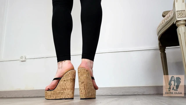 Ayakkabı koleksiyonu: platform toe-tanga takozlarında yalınayak - dame olga (4k) (649)