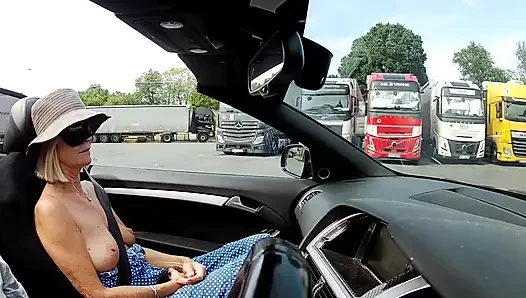 Titty Tuesday gözleri bağlı kamyon durağı eğlencesi