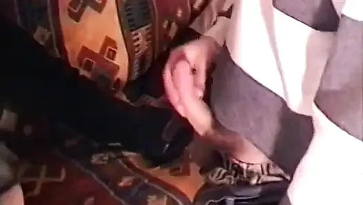 Sarışın bir kız iki yabancı ve taksi şoförü tarafından sikiliyor