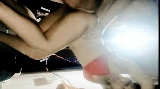 Odada yalnız kız ve kalın ve uzun tam zevk alıyor