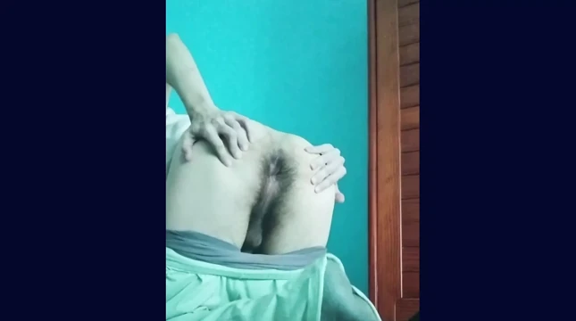 Soluk twink kıllı kıçına şaplak atılması gerekiyor.