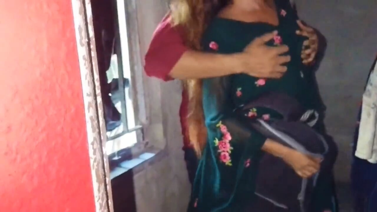Köy öğrencisi at arabasının altında - video
