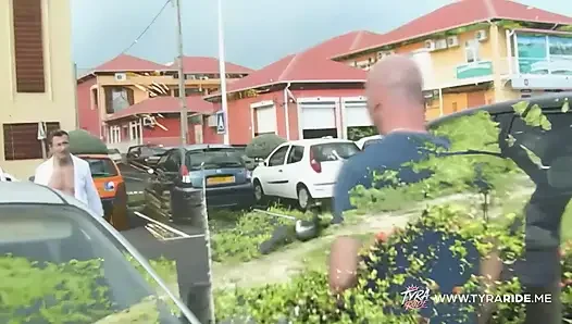 Sarışın tropikal yetişkin sırasında uçurumda açık havada sakso çekiyor