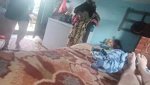 Üvey kızım emiyor ve bitirmeme izin vermek istiyor ama ağzını sikiyorum fışkırtıyorum ve ağzından çıkmasına izin veriyorum ve hepsini yutuyor