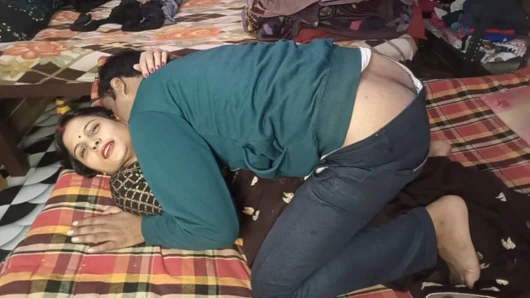 Siyah sari giymiş genç güzel yenge komşusunu odaya çağırıyor ve seks yapıyor.