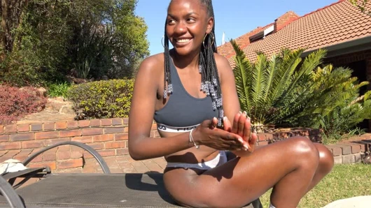 Masum zenci bebek açık havada büyük zenci yarağı amatör turist tarafından sikiliyor