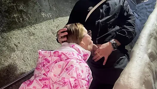 Büyük yaraklı adam klonu ve kız arkadaşıyla dörtlü seks yapıyor