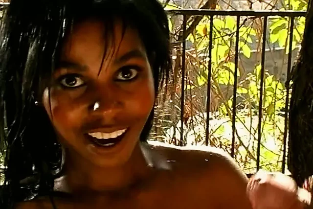 Ateşli zenci kadın çifte boşalmasını istiyor