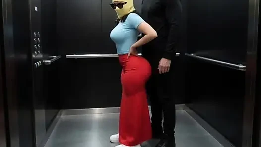 Üvey baba asansörde minyon büyük götlü üvey kızına bastırıyor
