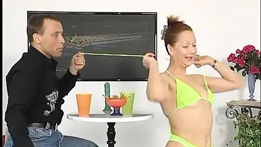 Sevimli orta yaşlı seksi kadın oyuncu seçmelerinde amcığıyla oynuyor