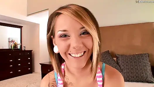 Sevimli genç kız iyi ve sert sikiliyor