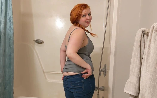 Küvet temizleyen orta yaşlı seksi kadın göt dekracığını azdırıyor