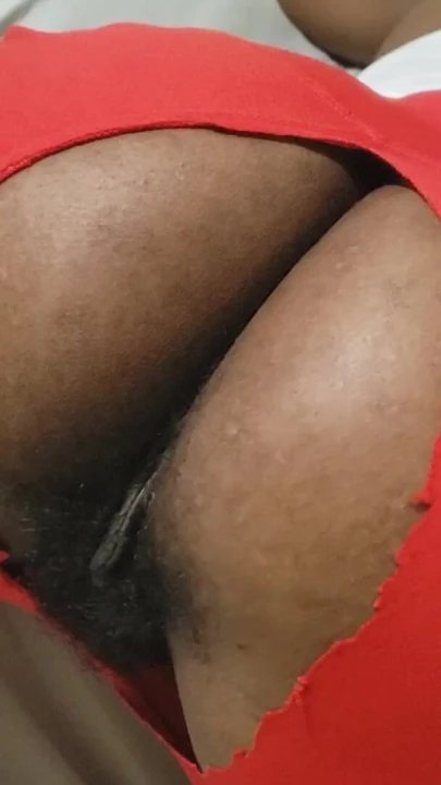 Seksi çoraplar kendine güvenen enerji ve yoğun sikiş titreşimleri ile dolu cesur bir sahnede götünü ve amını öne çıkarıyor | Klip 1