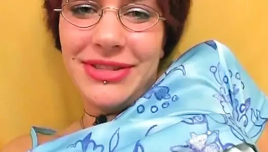 Ateşli Alman kızıl saçlı karşılıklı zevkten sonra yüzüne boşalmanın tadını çıkarıyor