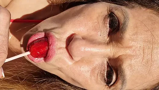 Melissa Johnson sahilde kirazlı lolipop emiyor ve yalıyor
