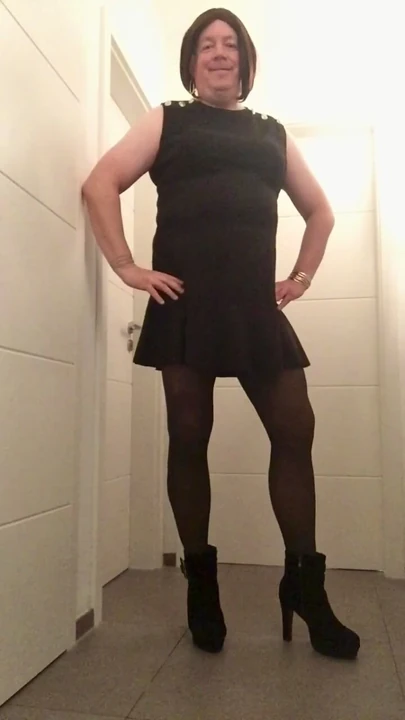 Nicki-Crossdress - siyah elbise ve külotlu çorap