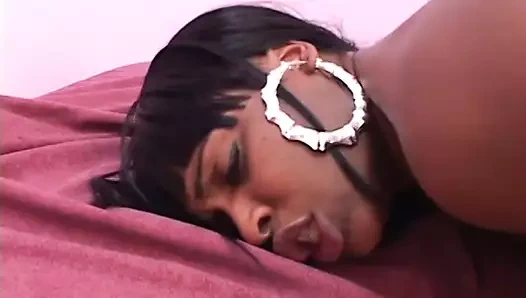 Dövmeli zenci adam büyük götlü siyah sürtüğün tıraşlı amını sikiyor