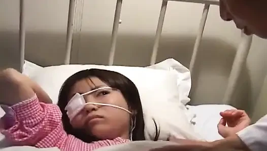 Ateşli kız hastanede seksi doktor tarafından sikiliyor