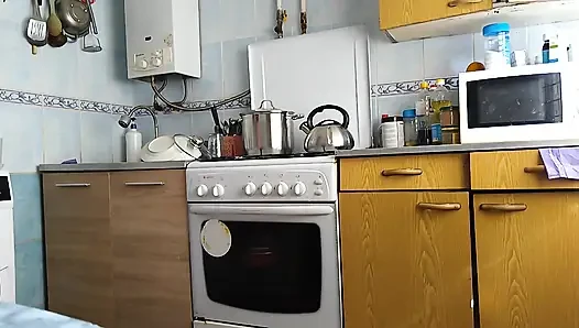 Arkadaşımın üvey annesinin poposunu istiyorum, mutfakta yemek yapmasını çok seviyorum