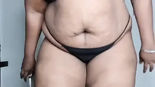 Zenci orta yaşlı seksi kadın kalın selülitli kalçalar tek başına orgazm oluyor