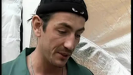 Yarağa aç Alman orta yaşlı seksi kadın yüze boşalmadan önce sert sikiliyor